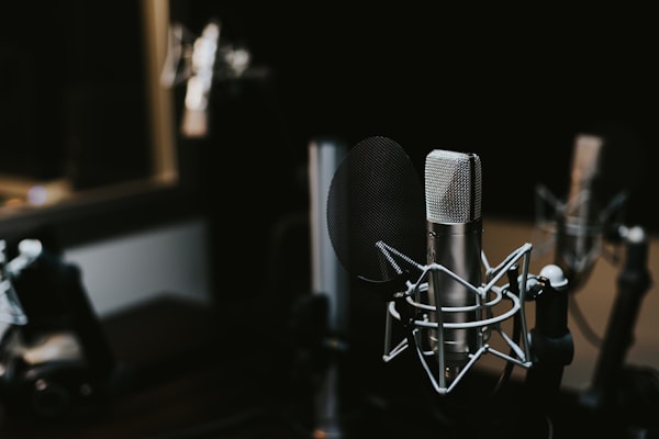 Grabación de videopodcast con locutores en estudio